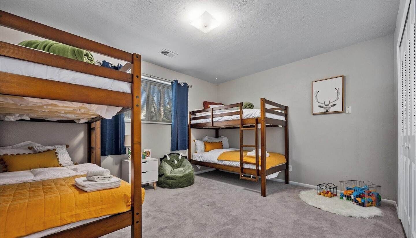 5 habitaciones, tabla de planchar con plancha y cuna de viaje 