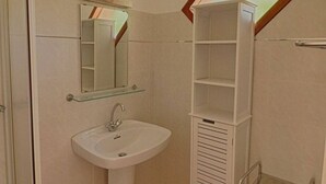 A bathroom with a pedestal sink, a mirror, and a built-in shelving unit. - Garden-Level Apartment, 3 Rooms, 6 Guests, Near Liscia Beach (Calcatoggio)