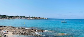 Charming Studio in Sant'Ambroggio with Terrace, Parking, and A/C, 1km from Beach