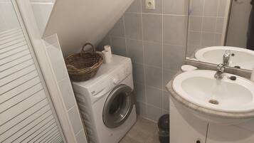 Douche, sĂšche-cheveux, serviettes fournies