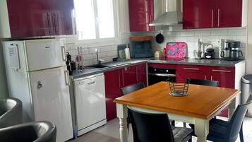 Réfrigérateur, micro-ondes, four, plaque de cuisson