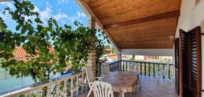 Property grounds - Nice, quiet, and inexpensive family apartment with proximity to sandy beach (Privlaka)