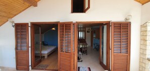 2 bedrooms, WiFi, bed sheets - Nice, quiet, and inexpensive family apartment with proximity to sandy beach (Privlaka)
