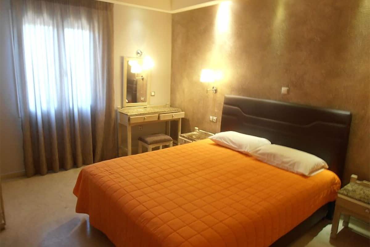 In-room safe, WiFi (free)