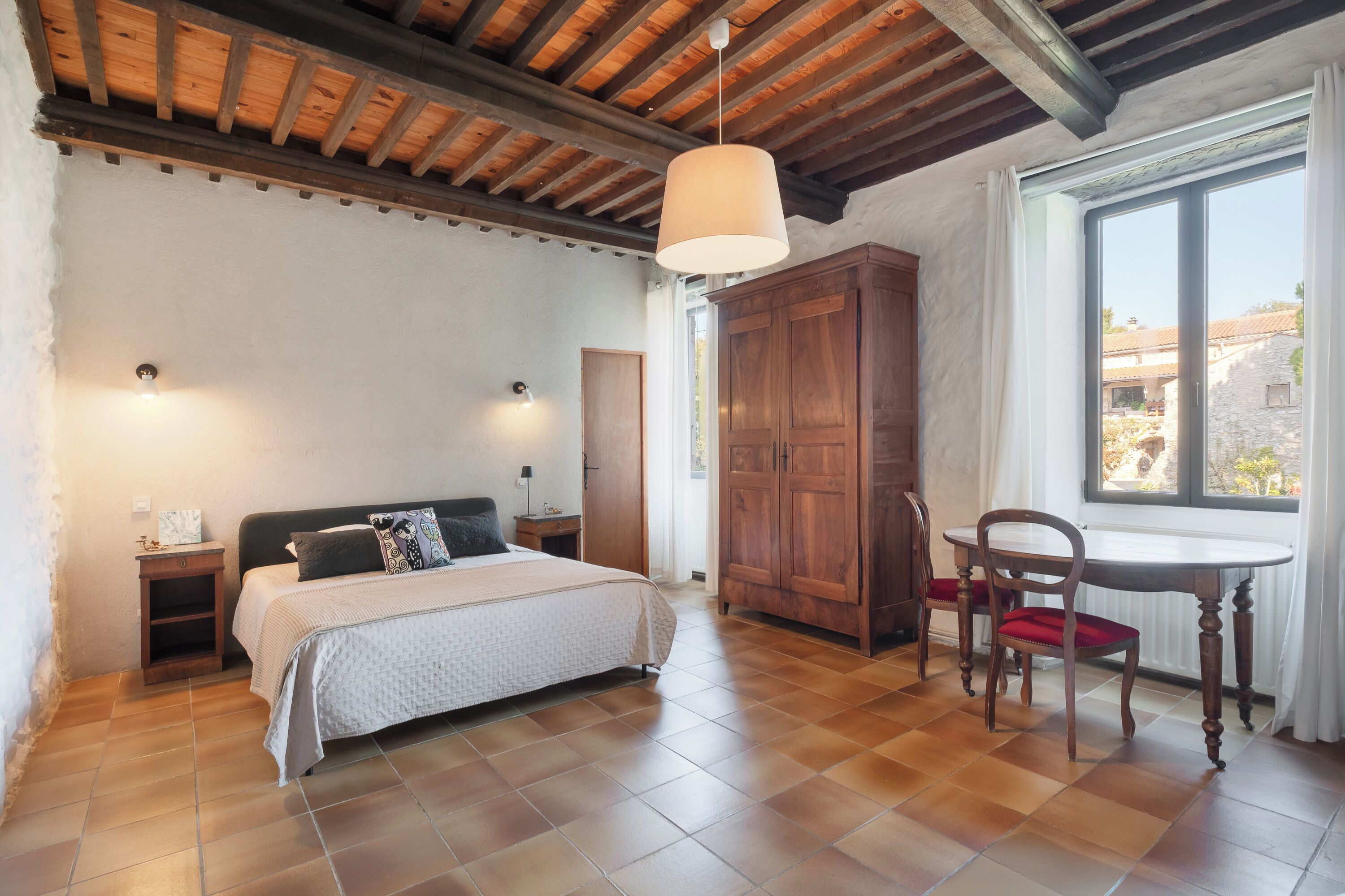 6 bedrooms, travel crib, free WiFi, bed sheets