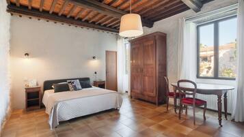 6 bedrooms, travel crib, free WiFi, bed sheets