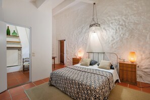 6 bedrooms, travel crib, free WiFi, bed sheets