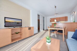 Televisie, een tafeltennistafel en een stereo