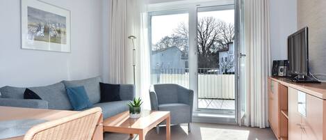 Fernseher, Tischtennisplatte, Stereoanlage