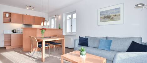 Fernseher, Tischtennisplatte, Stereoanlage