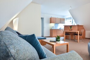 Tv, ett bordtennisbord och en stereo