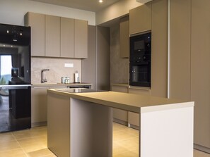 ثلاجة، ميكروويف، فرن، غسالة أطباق