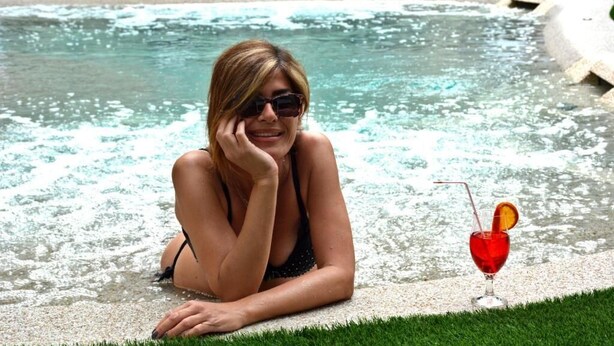 A person in a swimming pool with a drink on the side. - Hotel Gioiosa (Cesenatico)