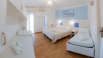 Chambre Quadruple Classique | Minibar, coffres-forts dans les chambres, bureau, Wi-Fi gratuit