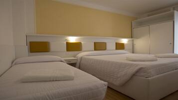 Chambre Triple Classique | Minibar, coffres-forts dans les chambres, bureau, Wi-Fi gratuit