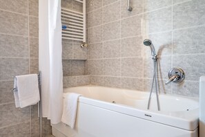 Dusche, Whirlpool, Haartrockner, Bidet