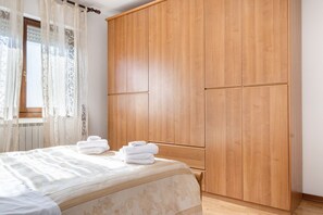 2 habitaciones, tabla de planchar con plancha, wifi y ropa de cama