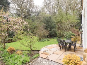 Cottage | Outdoor dining - The Old Post House at Low Stott Park (Ulverston)