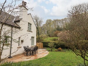 Cottage | Outdoor dining - The Old Post House at Low Stott Park (Ulverston)
