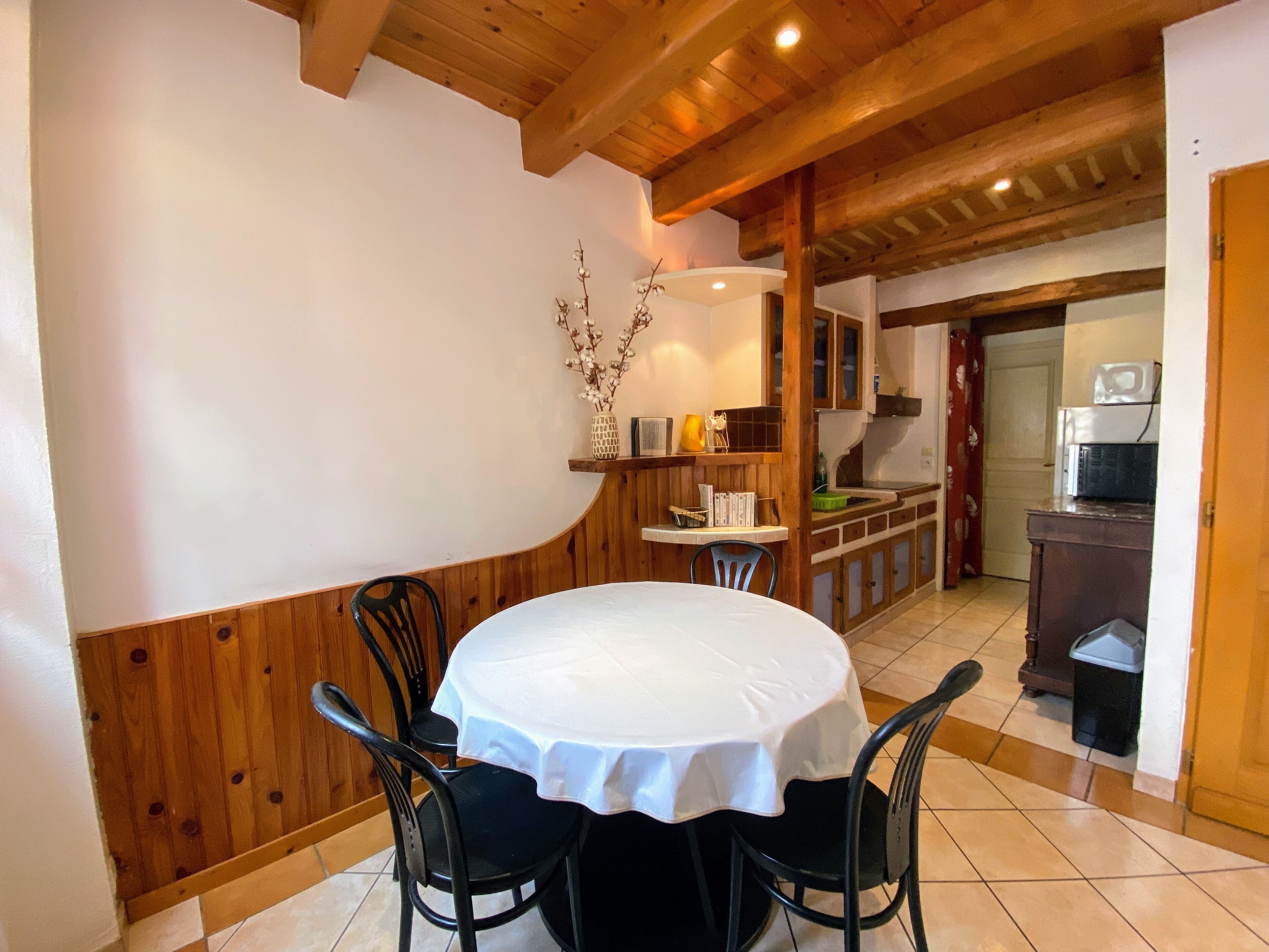 City center apartment with wifi, balcony and patio