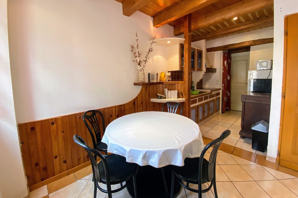 City center apartment with wifi, balcony and patio