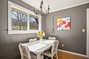 Dining - 🌻 Charming Cottage On Peaceful 5 Acres in the Mountains (Central Point)