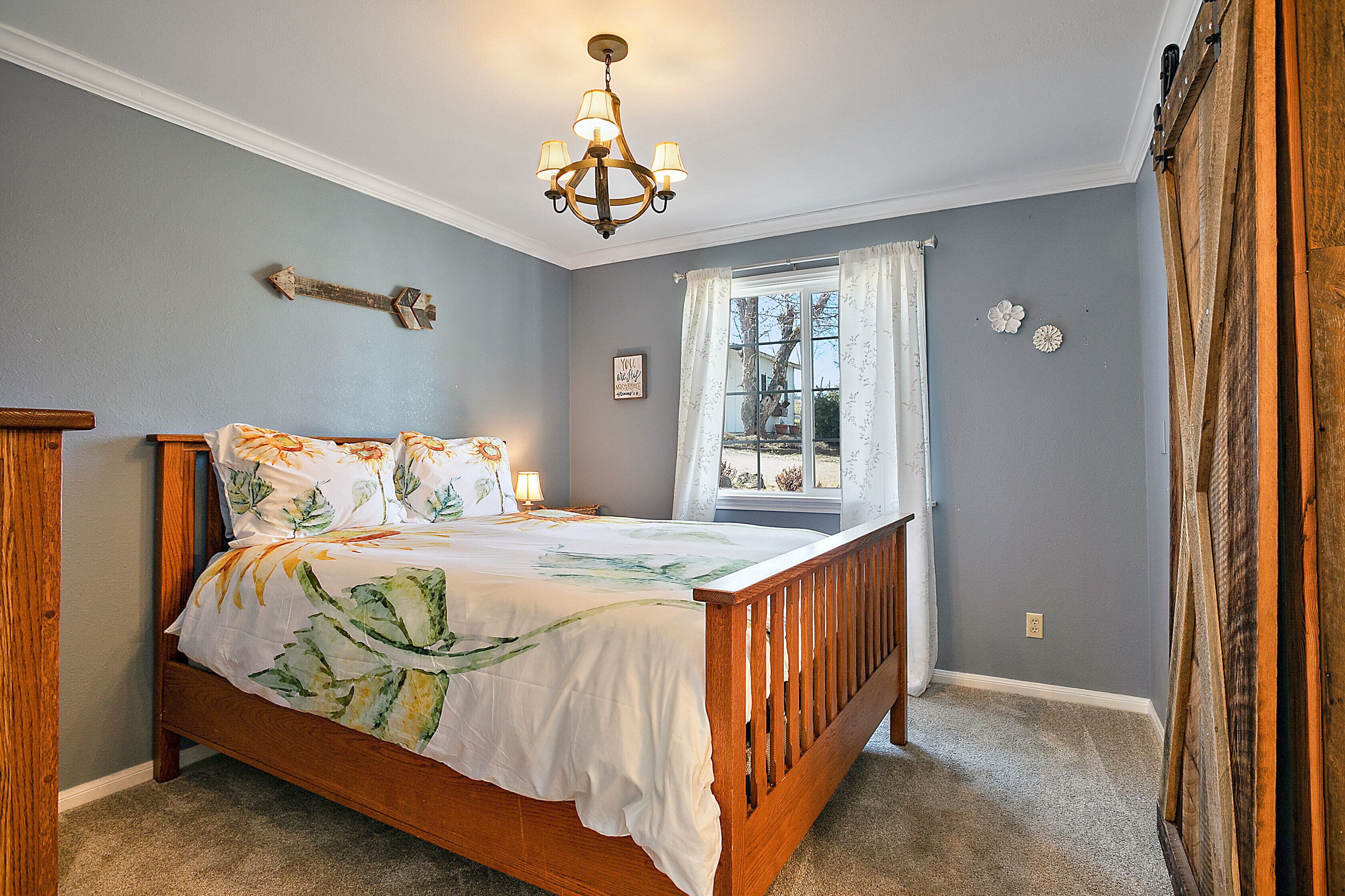 1 soverom, skrivebord, strykejern/-brett og reiseseng for barn