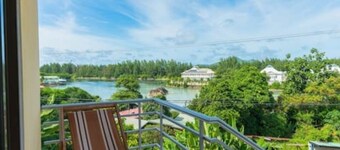 Chez Odet SelfCatering is set on the lake view & 3 mins driving to Catcoco Jetty