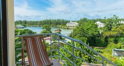Chez Odet SelfCatering is set on the lake view & 3 mins driving to Catcoco Jetty