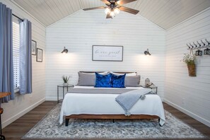 1 slaapkamer, een strijkplank/strijkijzer, gratis wifi, beddengoed