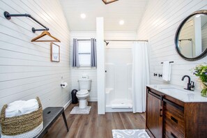 Een douche, een haardroger, handdoeken, zeep