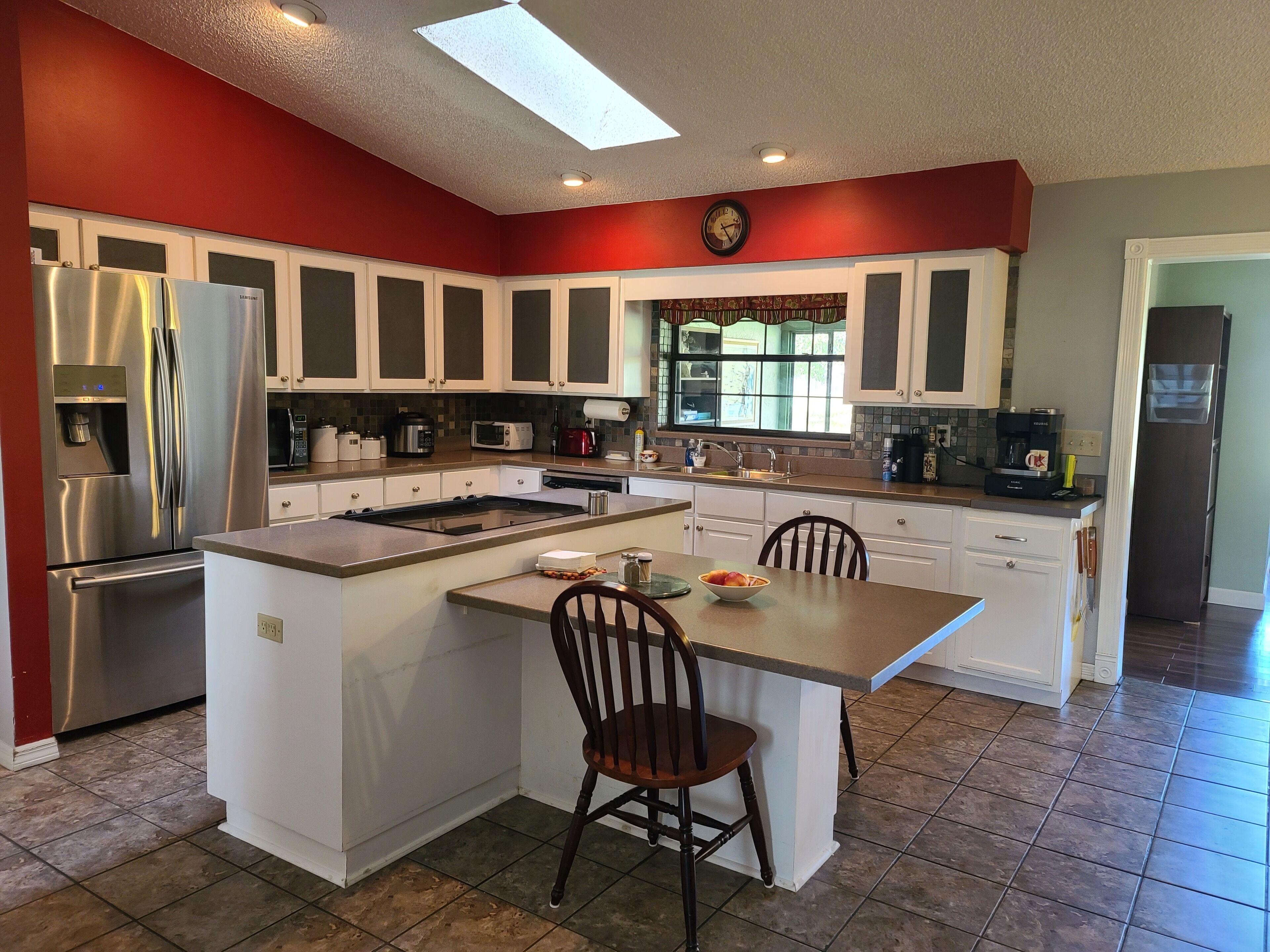 Nice home in a neighborhood of one acre private homes. wifi. bigyard alot park