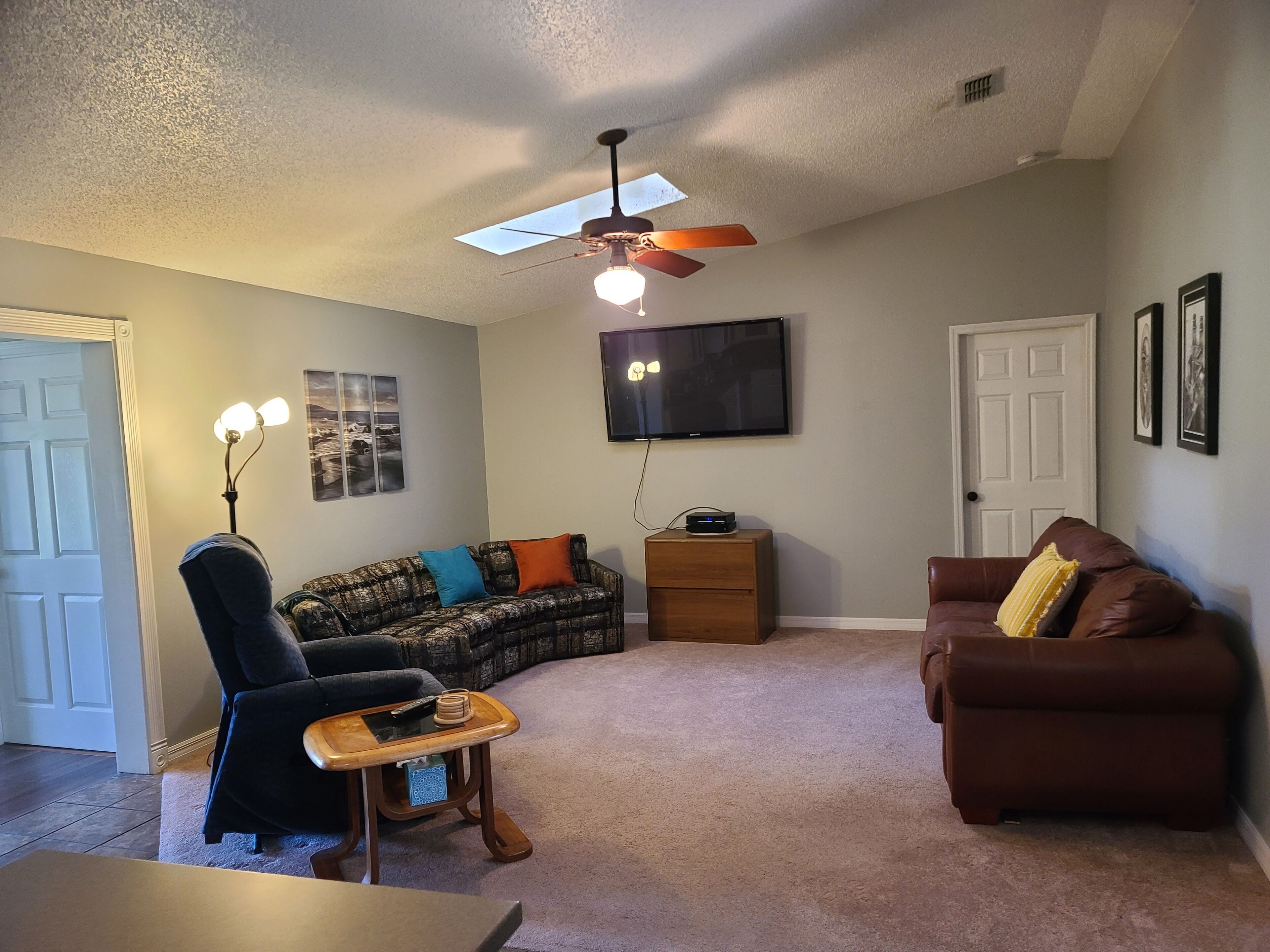 Nice home in a neighborhood of one acre private homes. wifi. bigyard alot park