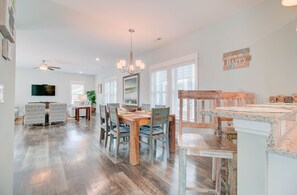 Dining - Warm Waters Oasis at Devonshire Place (Kill Devil Hills)