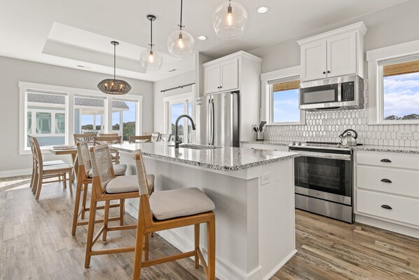 ثلاجة، ميكروويف، فرن، موقد طهي مسطح