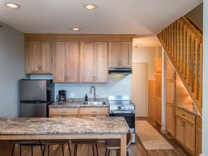 Réfrigérateur, four à micro-ondes, un four, surface de cuisson