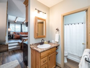 Badekar, hårføner og håndklær