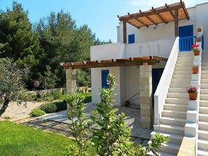 Property grounds - Fresh and bright apartment 350 meters from the sea (Marina di Novaglie)