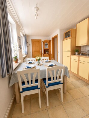 Dining - The Wellenreiter vacation apartment offers maritime comfort with a view of the dyke, plenty of space for families and a private terrace with a large garden. (Wangerland)