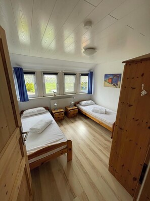 2 bedrooms, iron/ironing board, free WiFi