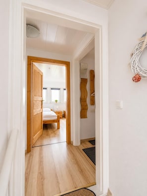 Interior - The Wellenreiter vacation apartment offers maritime comfort with a view of the dyke, plenty of space for families and a private terrace with a large garden. (Wangerland)