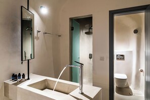 Doccia, asciugacapelli, asciugamani, sapone