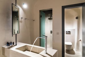Doccia, asciugacapelli, asciugamani, sapone