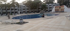 Außenpool, Sonnenschirme, Liegestühle