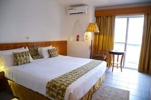 Deluxe-Dreibettzimmer, Meerblick | 1 Schlafzimmer, Zimmersafe, Schreibtisch, laptopgeeigneter Arbeitsplatz