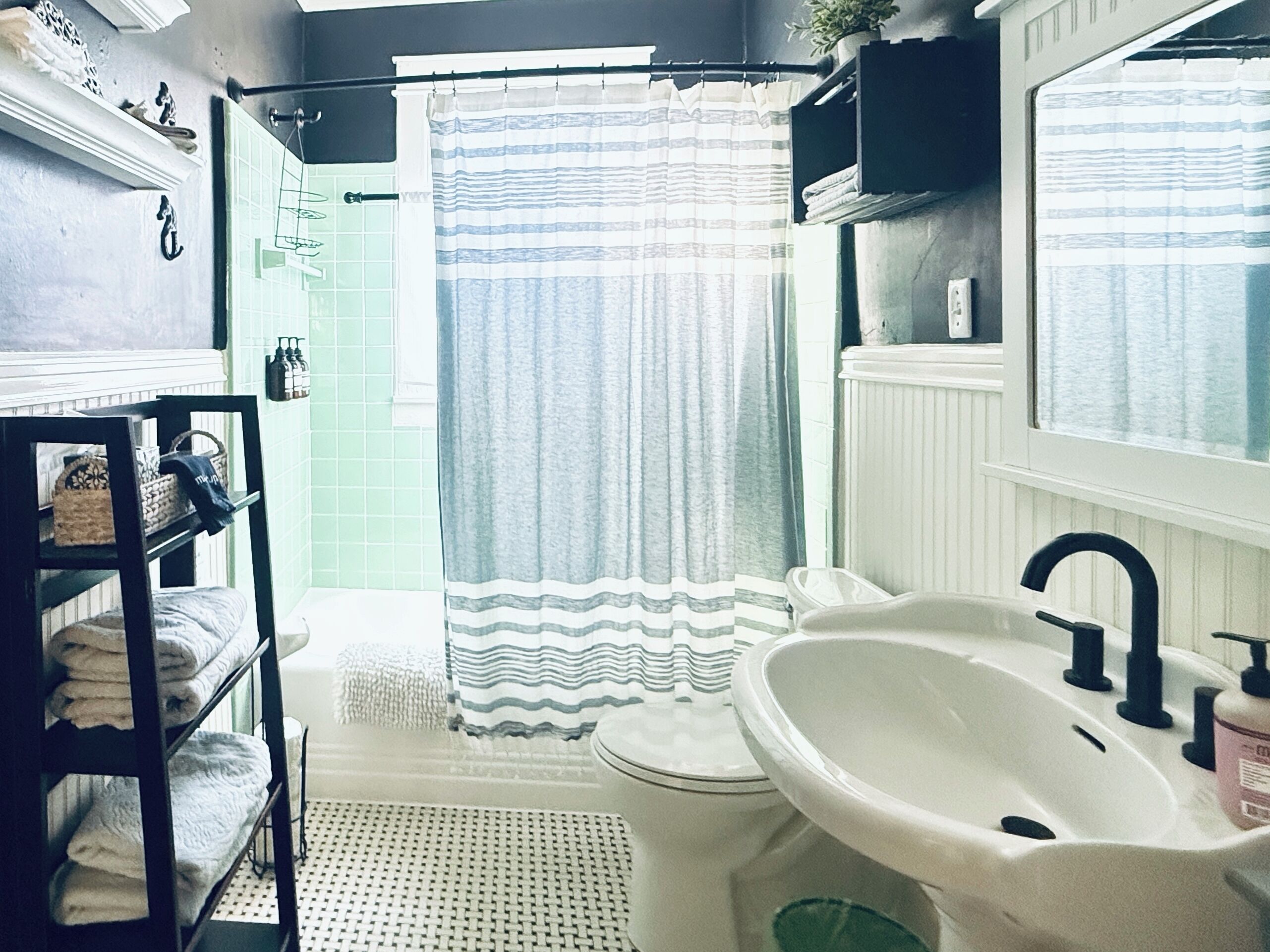 Ensemble douche/baignoire, sèche-cheveux, serviettes fournies, savon