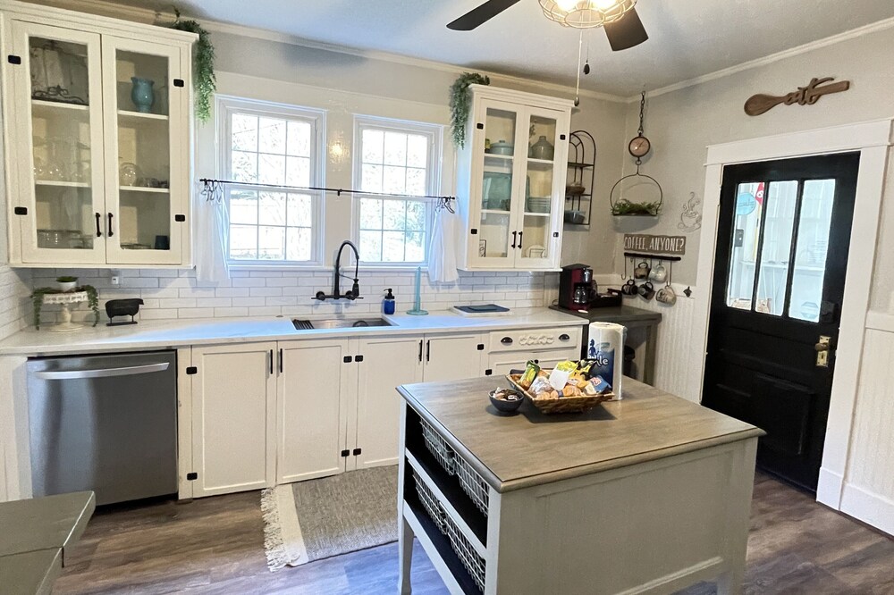 Green Acres - Putting Green, King Bed, Close to Downtown