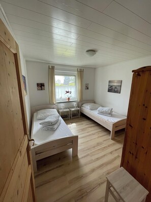 2 bedrooms, iron/ironing board, travel cot, free WiFi