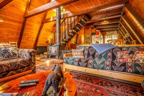Smart TV y chimenea 