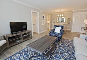 Villa, 1 kingsize bed met slaapbank, keuken, uitzicht op tuin | Woonkamer | Televisie